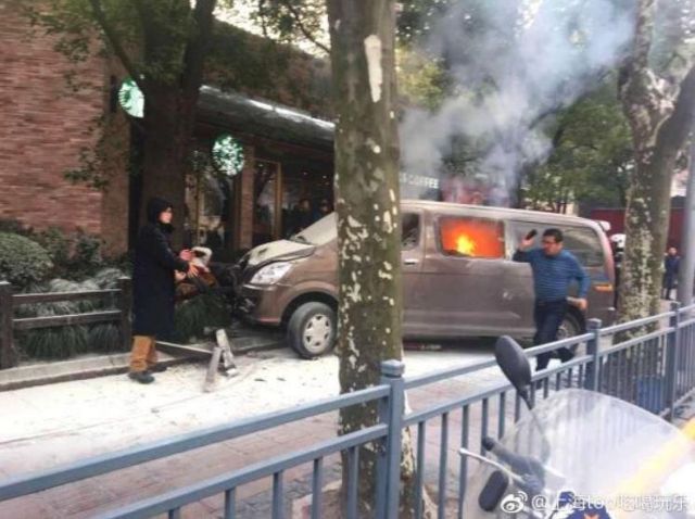Κίνα:Φλεγόμενο φορτηγό τραυμάτισε 18 άτομα στη Σαγκάη [Bίντεο]
