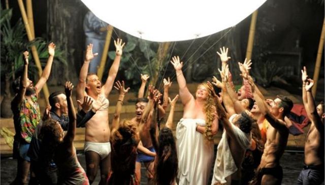 Οι «Ορνιθες» του Καραθάνου και της Στέγης πετούν για Μπρούκλιν