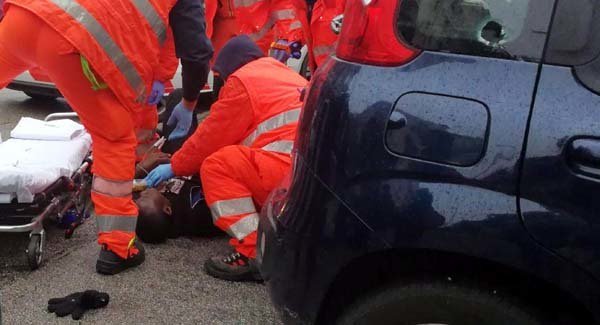 Ιταλία: Ένοπλη επίθεση με τέσσερις τραυματίες – Ρατσιστικά τα κίνητρα [Βίντεο]