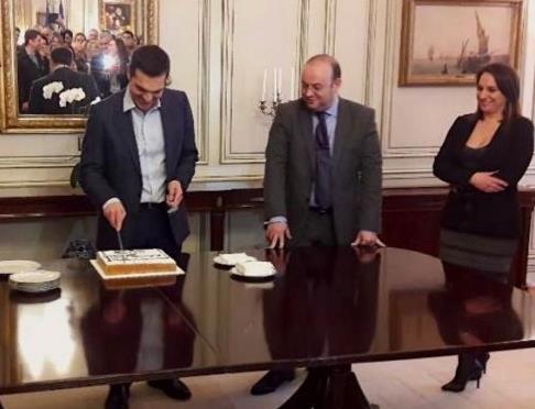 Ο Τσίπρας έκοψε πρωτοχρονιάτικη πίτα στο Μαξίμου