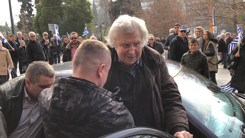 Στο Σύνταγμα ο Μίκης Θεοδωράκης εν μέσω χειροκροτημάτων