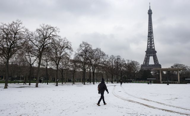 Χιόνια στο Παρίσι, έκλεισε ο Πύργος του Άιφελ [Εικόνες]
