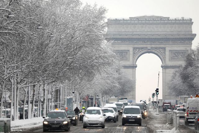 Χάος στο Παρίσι από τις χιονοπτώσεις, 2.000 εγκλωβισμένοι οδηγοί