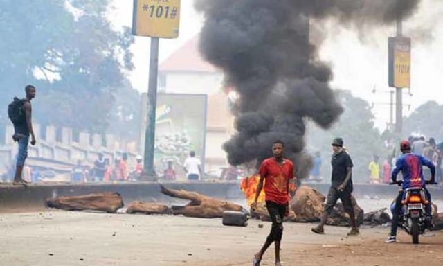 Πέντε βρέφη κάηκαν στη Γουινέα εξαιτίας των αναταραχών