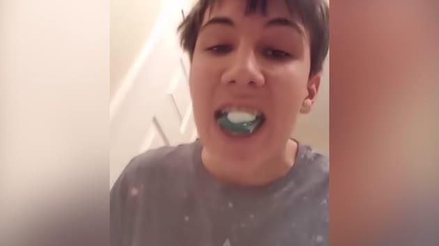 Νέοι τρώνε κάψουλες πλυντηρίου γιατί -μάλλον- το να είσαι χαζός είναι κουλ