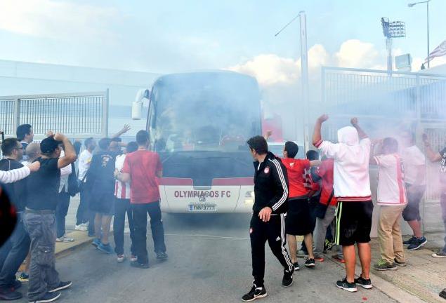 Οπαδοί του Ολυμπιακού, εμψύχωσαν τους παίκτες