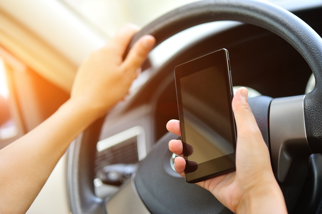 Oι Γάλλοι απαγορεύουν την χρήση κινητού τηλεφωνου στο αυτοκίνητο και εν στάσει