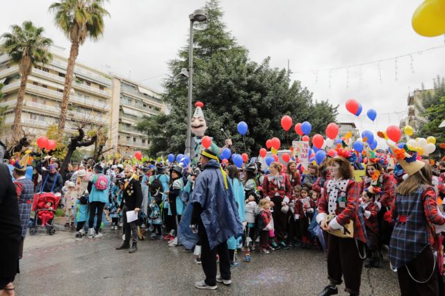 Χιλιάδες μικροί καρναβαλιστές «πλημμύρισαν» την Πάτρα