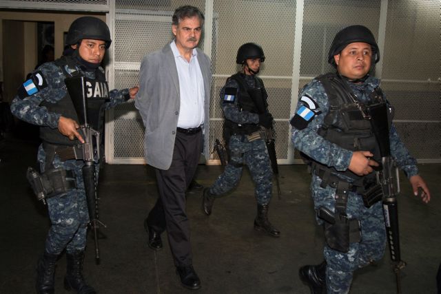 Γουατεμάλα: Συνελήφθησαν ο πρώην πρόεδρος Κολόμ και ο πρόεδρος της Oxfam για διαφθορά