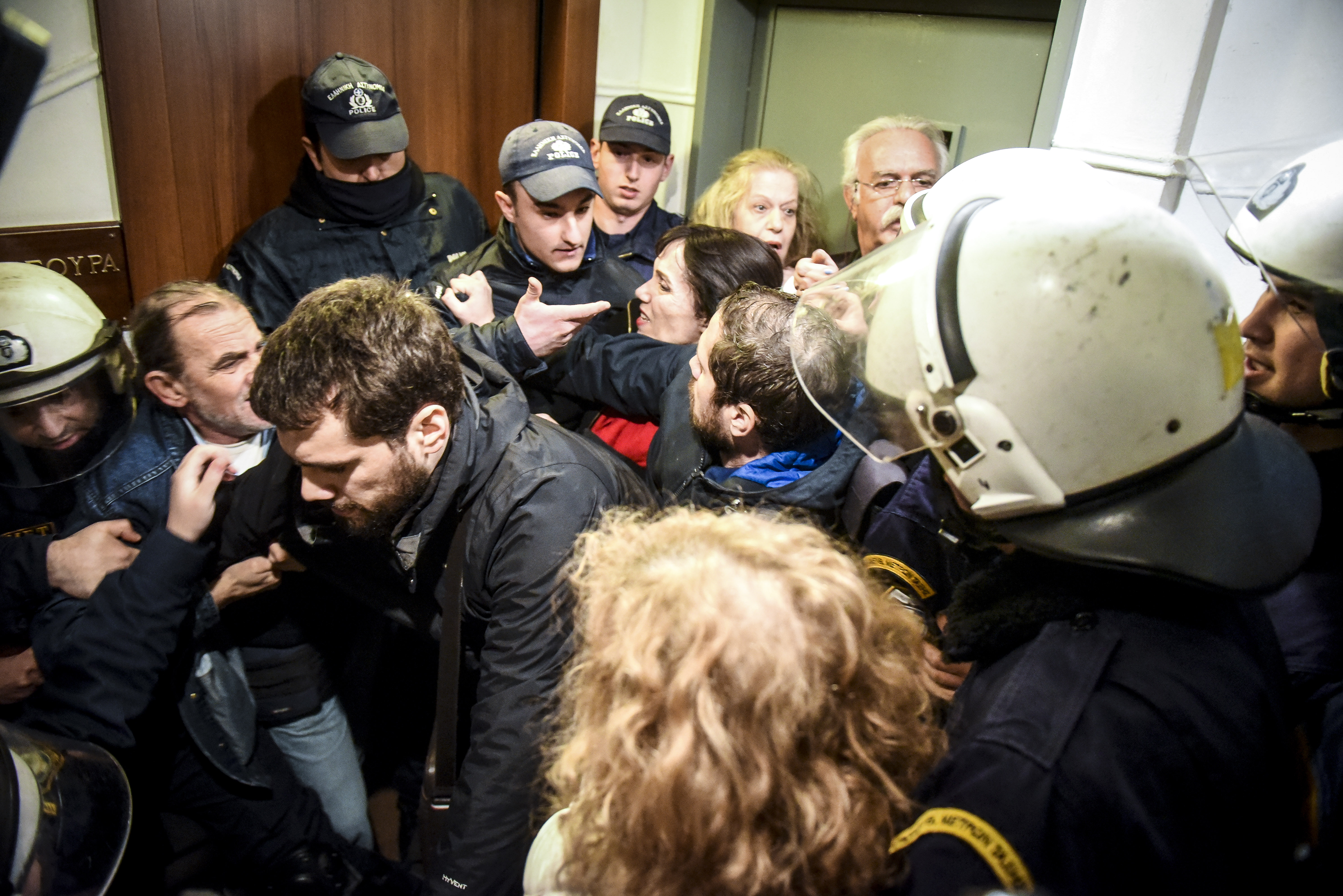 Ένταση και 8 προσαγωγές για πλειστηριασμούς στην Αθήνα [Βίντεο]