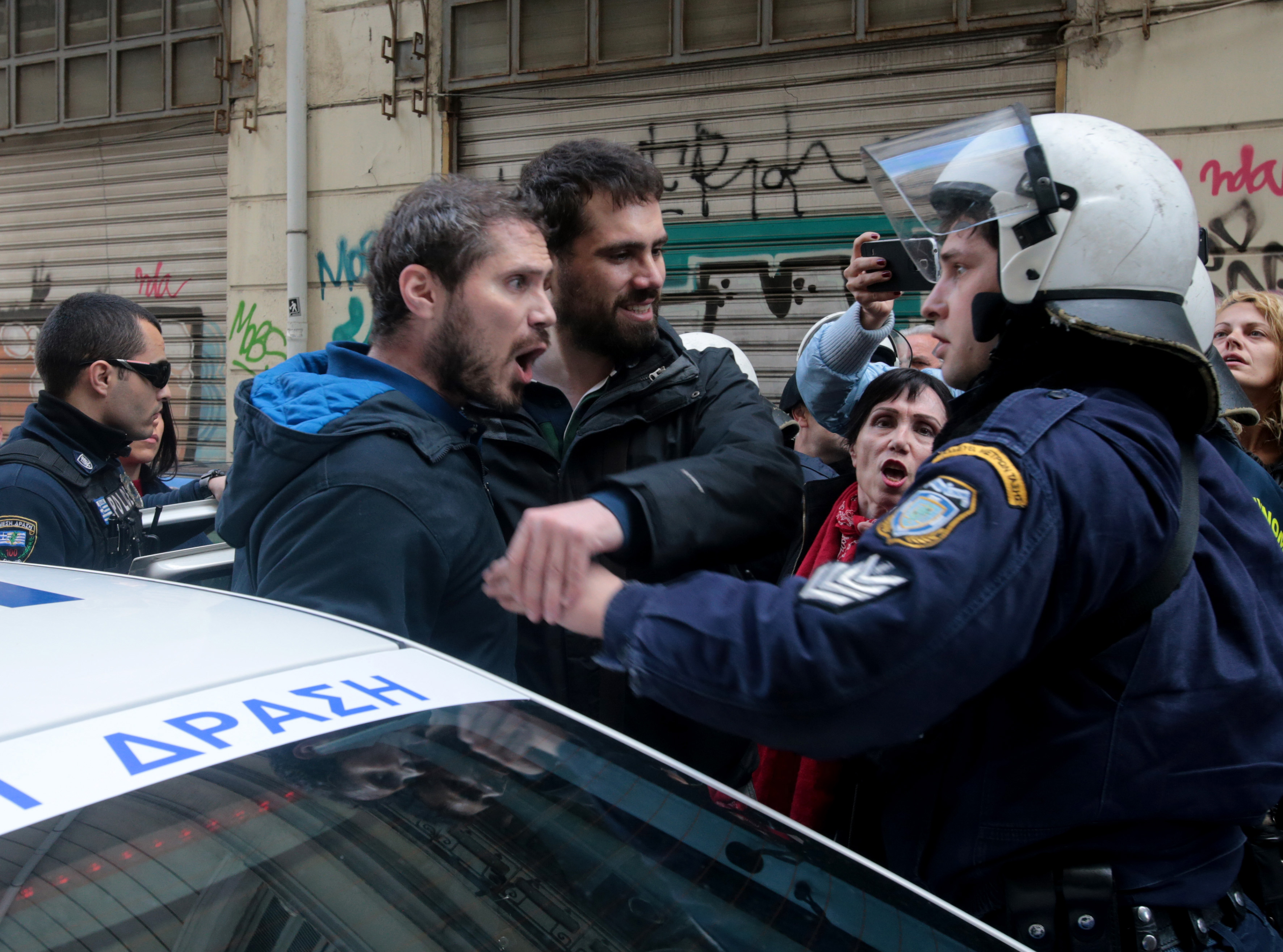 Μήνυση σε αστυνομικούς από τους προσαχθέντες για πλειστηριασμούς