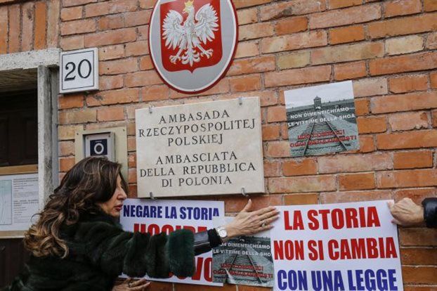 Η πολωνική κυβέρνηση «φλερτάρει» με τον αντισημιτισμό
