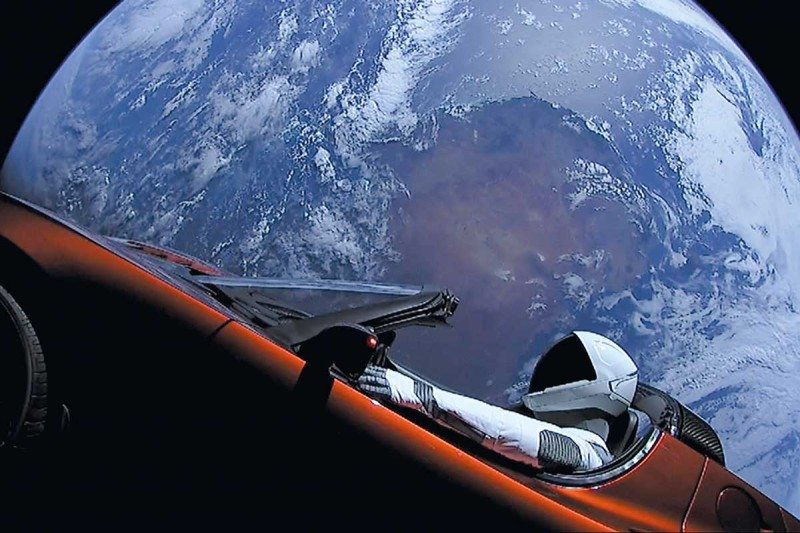 Πόσες πιθανότητες έχει το Tesla Roadster να πέσει στη Γη;
