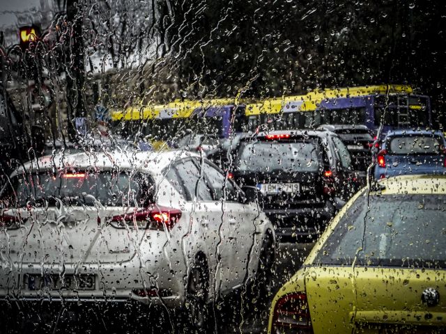 Αυξημένη κίνηση στους δρόμους εξαιτίας της βροχής