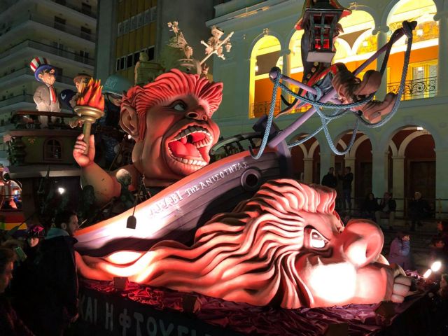 Πλήθος καρναβαλιστών στους κεντρικούς δρόμους της Πάτρας