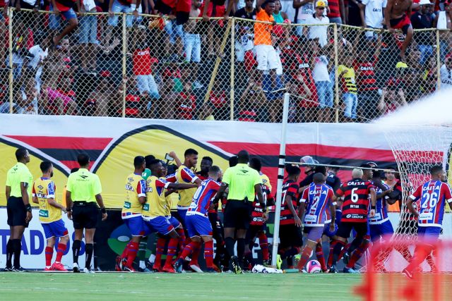 Αγώνας ποδοσφαίρου διακόπτεται γιατί οι παίκτες ψηνόντουσαν για ξύλο [Βίντεο]