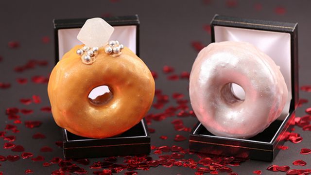 Δαχτυλίδια αρραβώνα φτιαγμένα από ντόνατ