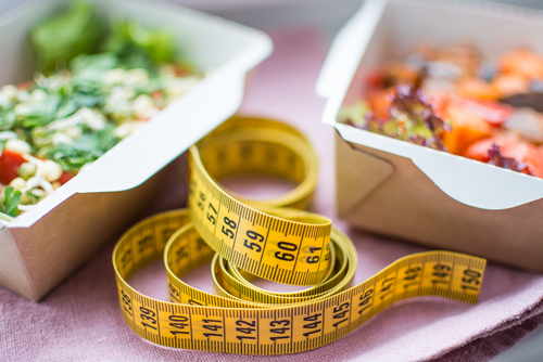 Λίγα λιπαρά ή λίγοι υδατάνθρακες βοηθούν στην απώλεια βάρους;