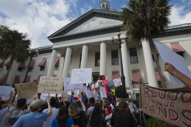 Διαδήλωση στη Φλόριντα από μαθητές του Λυκείου του Πάρκλαντ