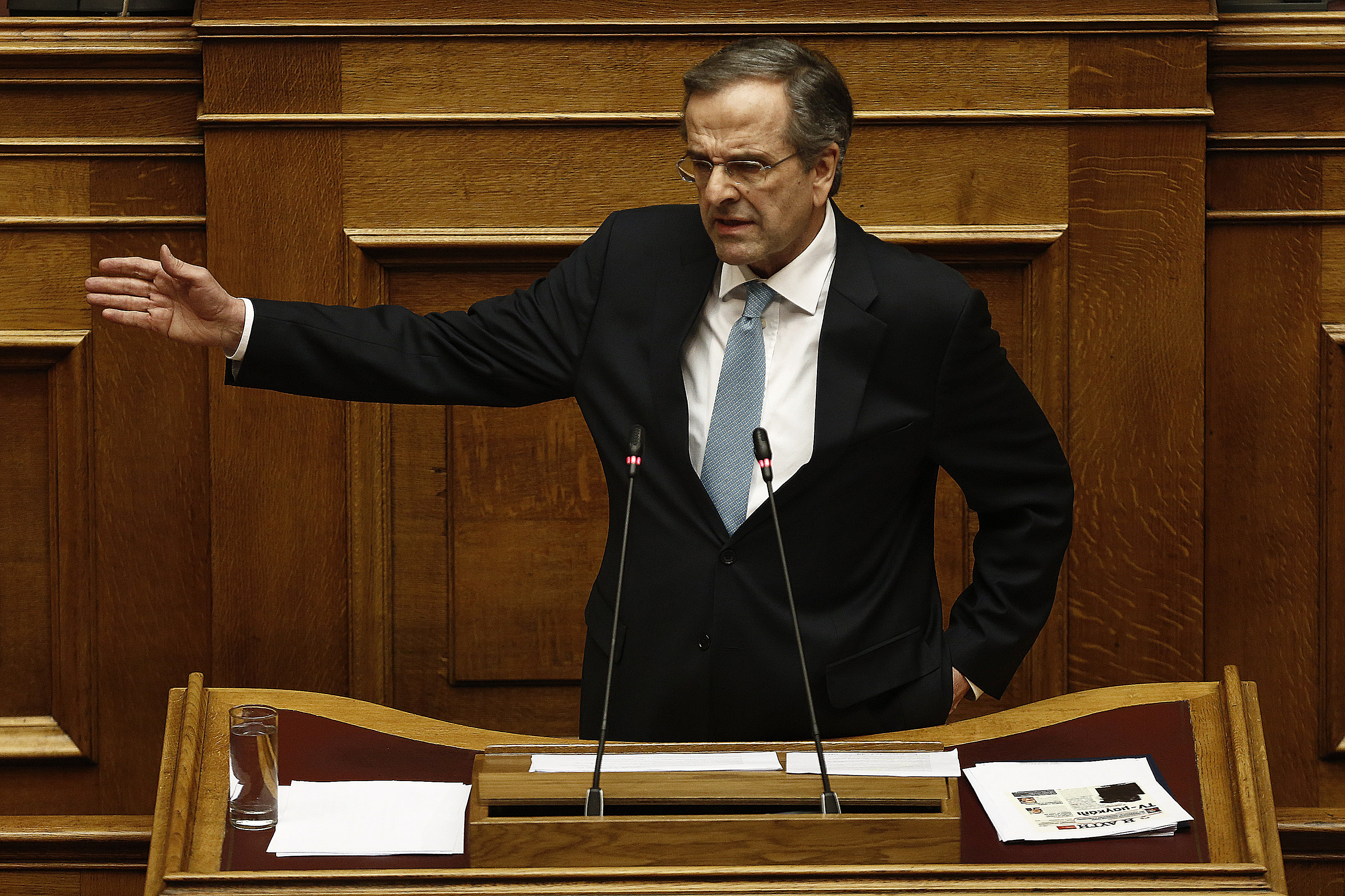 Επεισόδιο με Σαμαρά – Βουλευτής του φώναξε: «Το παραχ…ατε»