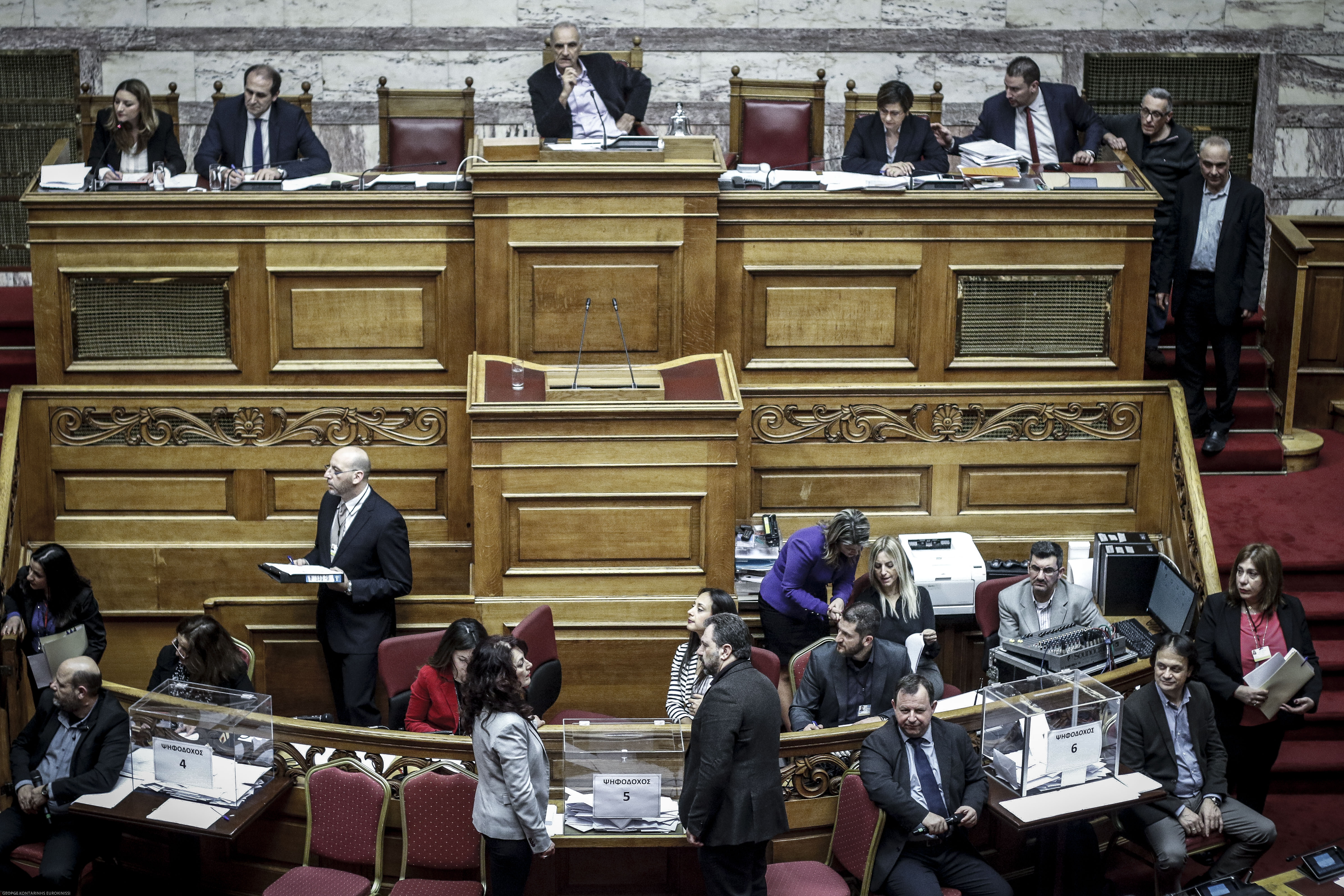 Γιατί η κυβέρνηση θέλει να ξεμπερδεύει με τη Novartis