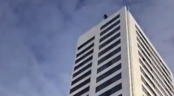 Πήδηξε από πολυκατοικία αλλά δεν άνοιξε το αλεξίπτωτο [Βίντεο]