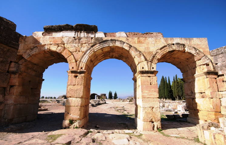 Η θανατηφόρα πύλη του Πλούτωνα στην Ιεράπολη της Φρυγίας