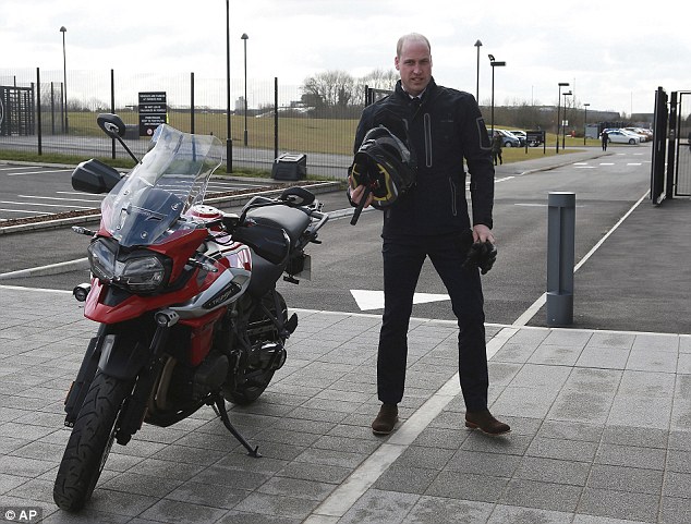 Ο πρίγκιπας Γουίλιαμ έκανε βόλτα με μία Triumph Tiger 1200 [Βίντεο]