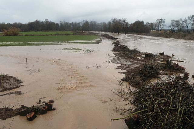 «Φούσκωσε» ο Πηνειός, πλημμύρες και κατολισθήσεις στα Τρίκαλα [Βίντεο-Εικόνες]
