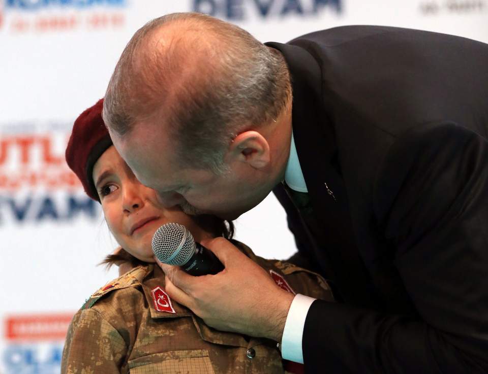 Νέο σόου Ερντογάν με «στρατολόγηση» 6χρονου κοριτσιού [Βίντεο]