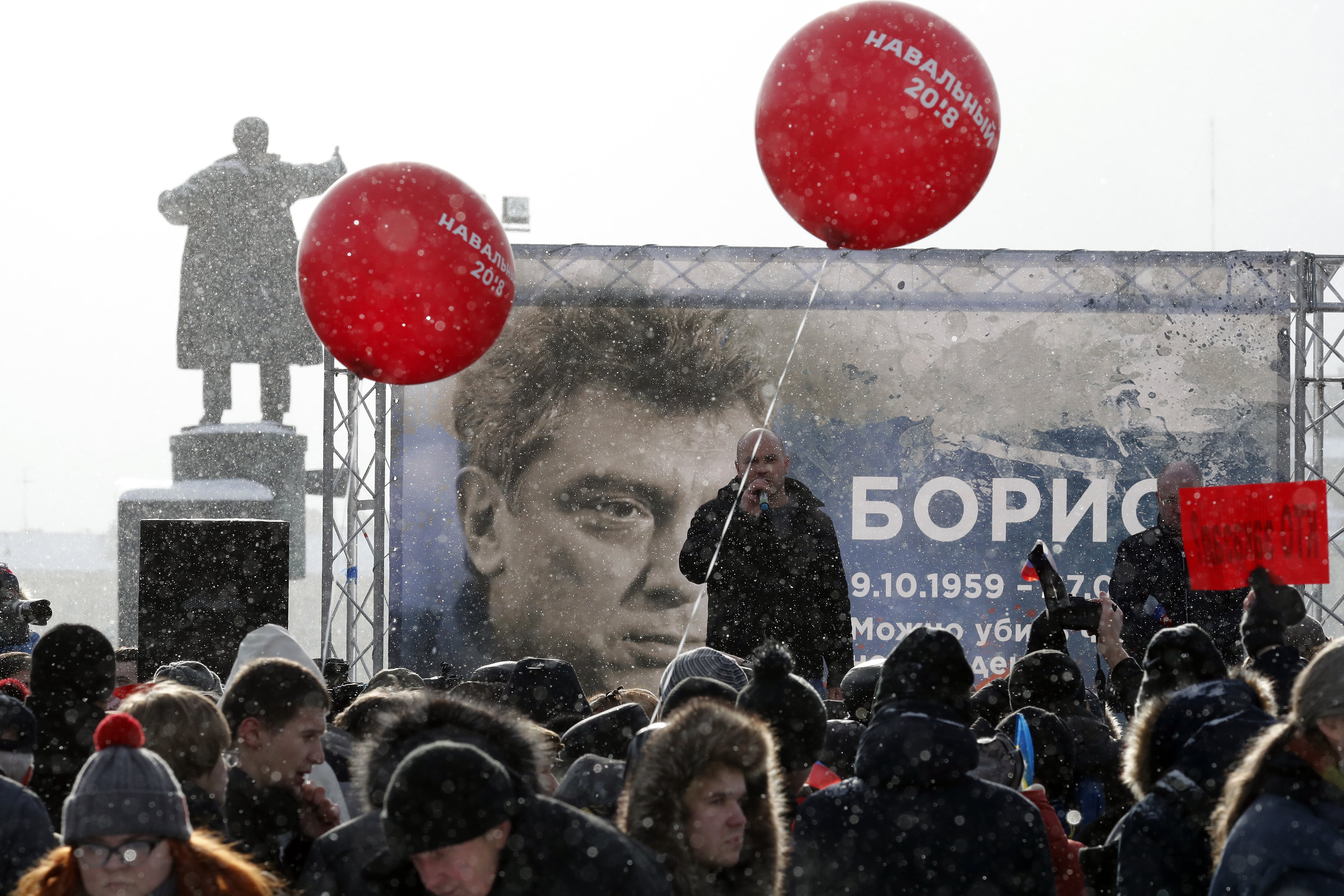 Χιλιάδες Μοσχοβίτες απέτισαν φόρο τιμής στη μνήμη του Μπ.Νεμτσόφ