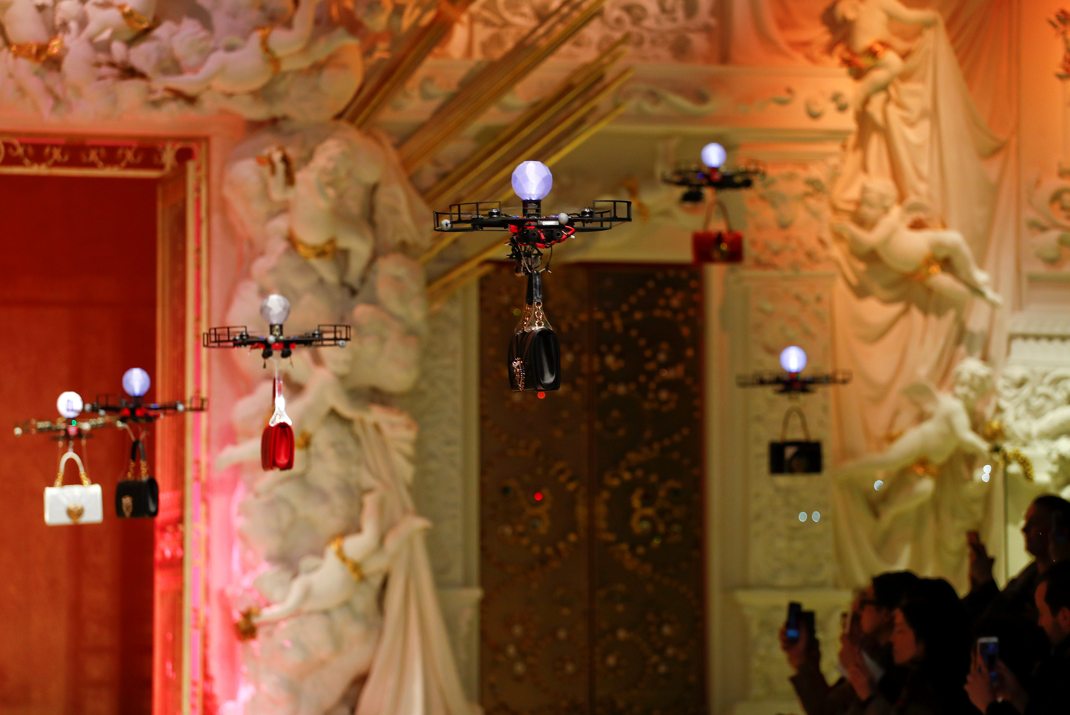 Οι Dolce & Gabbana «κατέβασαν» τα drones στην πασαρέλα