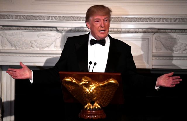 Βουτιά στη δημοτικότητα του Ντόναλντ Τραμπ