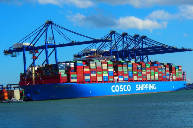 Στον Πειραιά το γιγαντιαίο China Cosco Taurus [Εικόνες & Βίντεο]