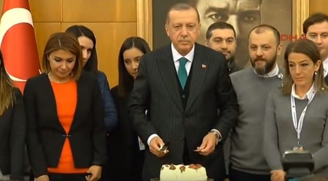Τούρτα στον Ερντογάν για τα 64α γενέθλιά του [Βίντεο]