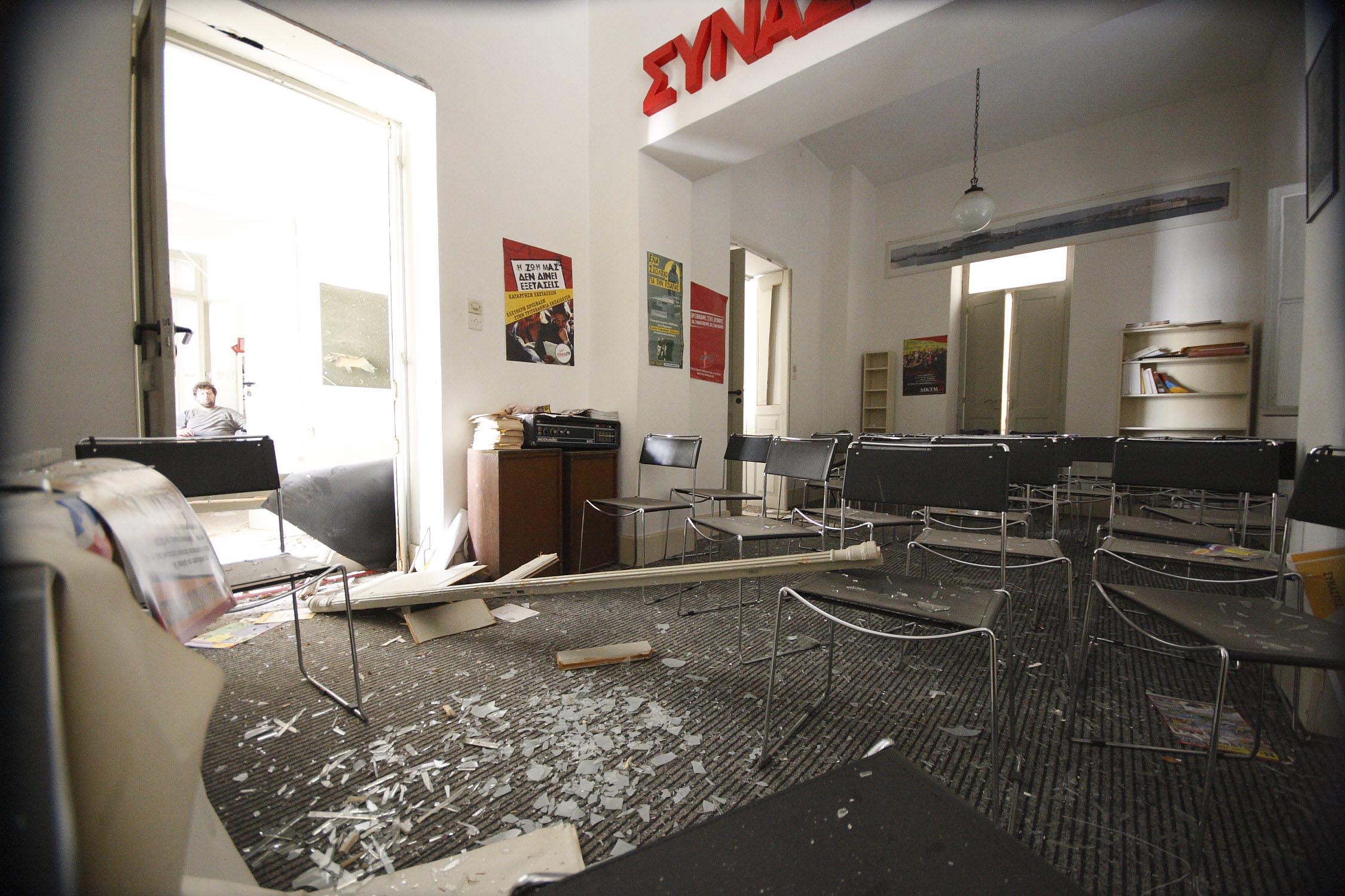 Καταδρομική επίθεση σε γραφεία του ΣΥΡΙΖΑ στην Καισαριανή