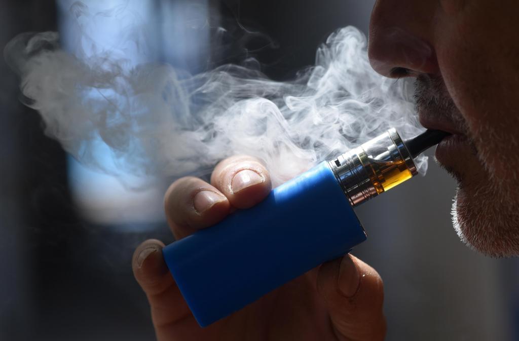 Κόβουν και το ηλεκτρονικό τσιγάρο από τους δημόσιους χώρους