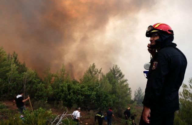 Σε εξέλιξη πυρκαγιά στον Αυλώνα σε δύσβατη περιοχή