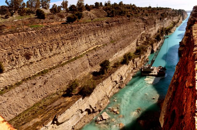 Καταρρέουν μέρα με τη μέρα οι ελληνικές υποδομές