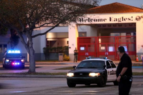 Συνέλαβαν τον αδελφό του μακελάρη του Πάρκλαντ έξω από το μοιραίο Λύκειο