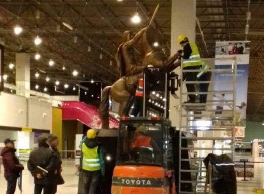 Απομακρύνουν το άγαλμα του Μ. Αλεξάνδρου από το αεροδρόμιο