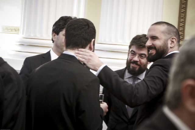 Το παρασκήνιο της ορκωμοσίας: Τα χαμόγελα, οι αμίλητοι, τα χαστουκάκια