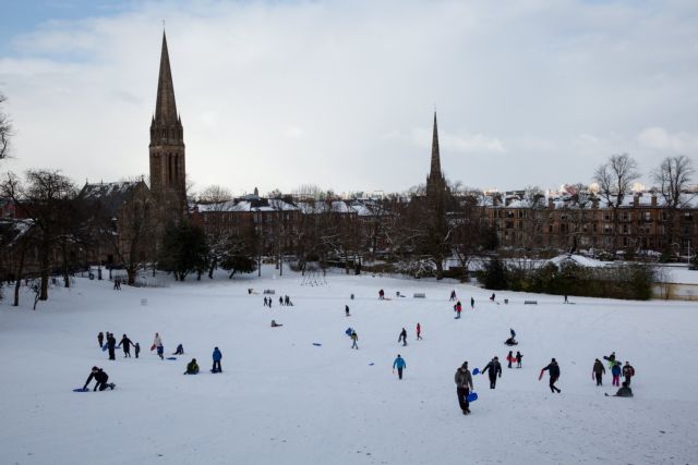 Στο έλεος του χιονιού η Βρετανία – Στους δρόμους ο στρατός