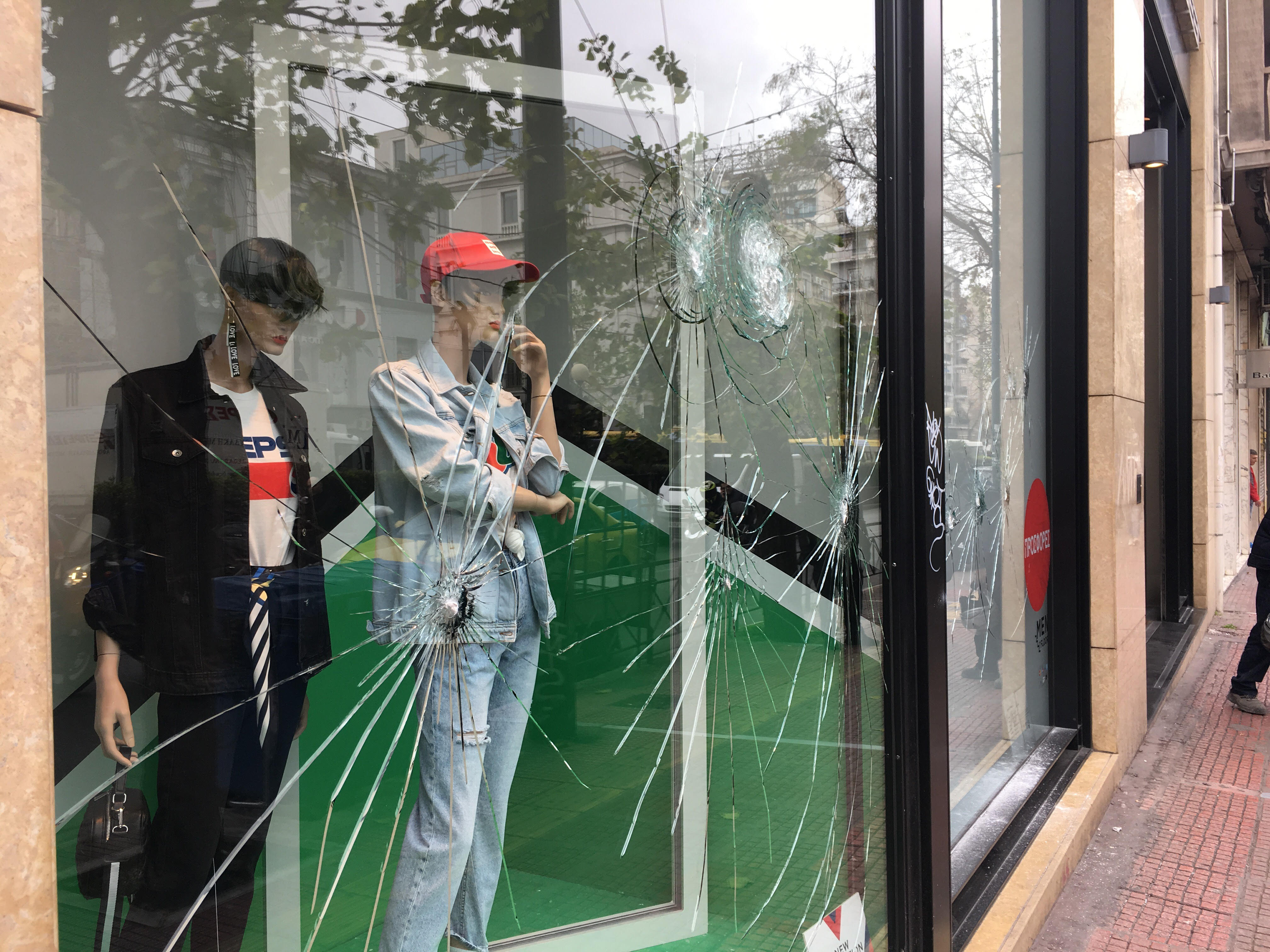 Έσπασαν με βαριοπούλες καταστήματα και στην Πατησίων [Βίντεο-Εικόνες]