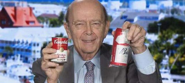 Με ένα κουτάκι Coca-Cola ο υπουργός Εμπορίου δικαιολογεί τους δασμούς στον χάλυβα