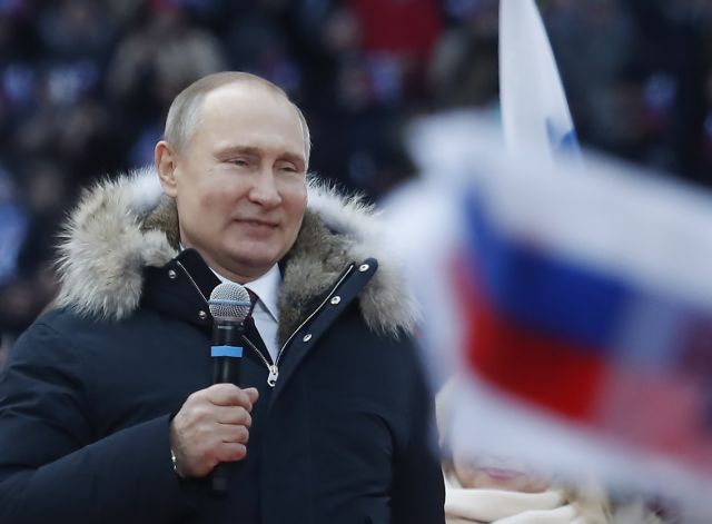 Ο Πούτιν υπόσχεται «λαμπρές νίκες» στους Ρώσους