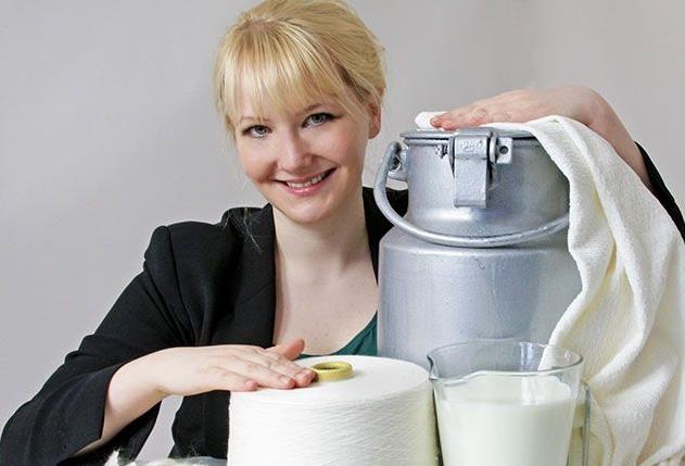 Η Άνεκ Ντόμασκε φτιάχνει ρούχα από ληγμένο γάλα