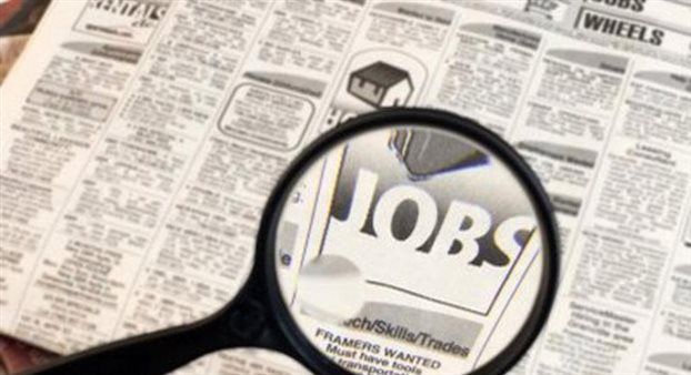 Αθρόες προσλήψεις συγγενών και φίλων