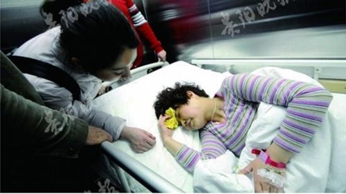 Κίνα: «Ηρωίδα» τροχονόμος έσωσε 3χρονη που έπεφτε από τον 5ο όροφο [Εικόνες]