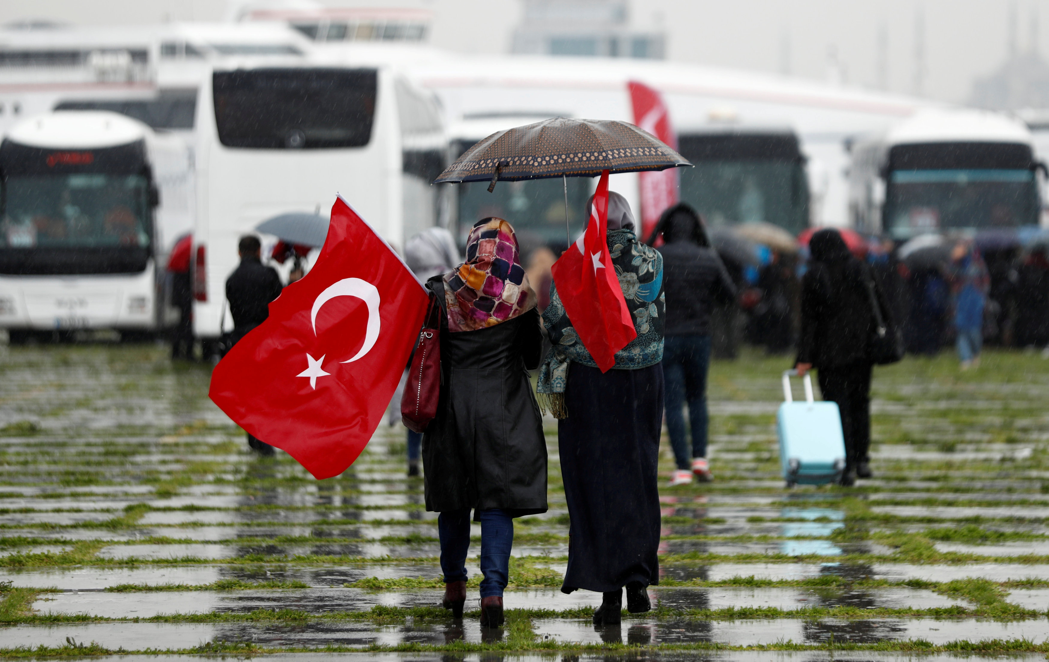 Καραβάνι αλληλεγγύης γυναικών στα σύνορα Τουρκίας – Συρίας